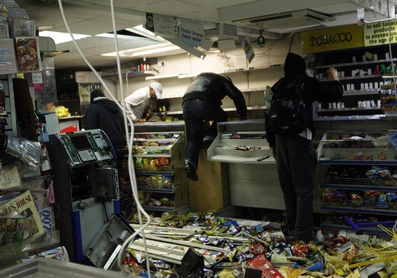 Gangs looting a convenience store