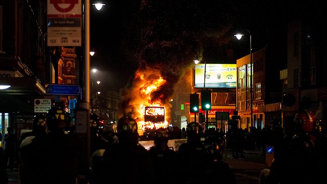 Riots on a main road in Tottenham, London