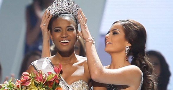 Ximena Navarette (Mexico), Miss Universe 2010, crowns Leila Lopes (Miss Angola) as Miss Universe 2011