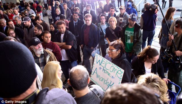 Amanda Knox supporters at Seattle-Tacoma Airport