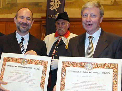 American Bruce Beutler (left) and Jules Hoffmann (right) of France won the Nobel Prize for medicine