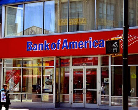Bank of America decided to drop the plans to charge a $5 monthly fee for its debit card use in response to complaints from both customers and politicians