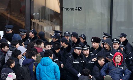 Apple has decided to halt the sale of all iPhone models from its stores in China, after large crowds disrupted the launch of the iPhone 4S