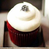 For this Valentine’s Day, a bakery in Pennsylvania is offering cupcakes decorated in eight carat engagement rings