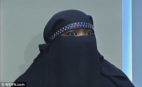 La-Fleu Mohamed said the cashier refused to accept her business unless she could see her face
