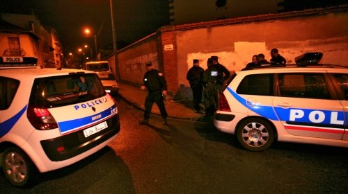 French police hunting an Algerian-origin gunman suspected of killing seven people in southern France in two separate attacks, including Ozar Hatorah Jewish school, have surrounded his flat in Toulouse