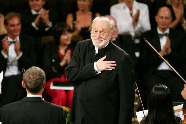 Kurt Masur, 84, lost his balance while conducting the National Orchestra of France on Thursday night