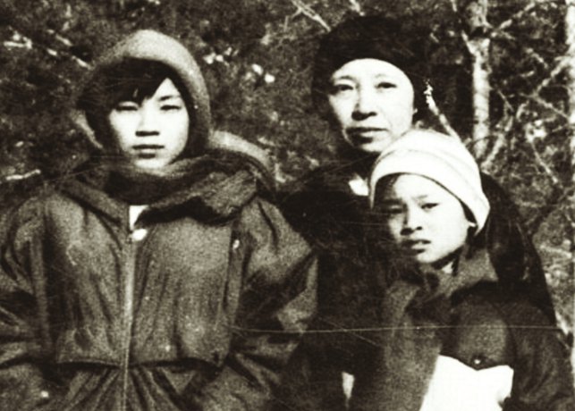 Oh Kil-nam’s wife, Shin Suk-ja, and their daughters, Hye Won and Gyu Won