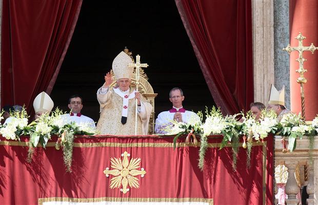 Pope Benedict XVI has delivered his traditional Urbi et Orbi Easter message of peace in front of pilgrims in St. Peter's Square in Rome