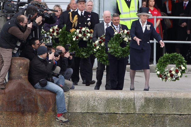 Relatives of victims of the Titanic threw roses off the Southampton dockside in a moving 100th anniversary memorial service