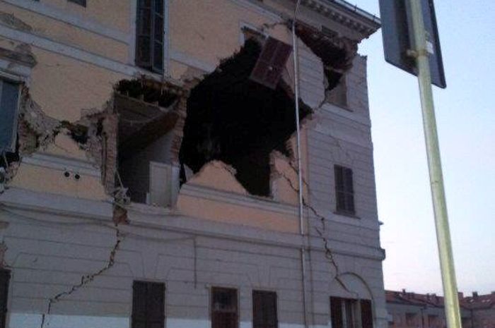 A 5.9-magnitude earthquake in northern Italy has killed at least three people and caused thousands of others to flee into the streets