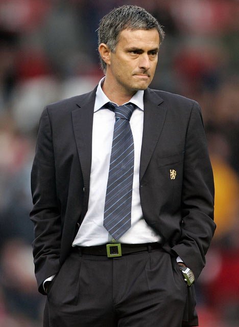 Jose Mourinho has signed a new four-year contract to remain as manager of Real Madrid until 2016