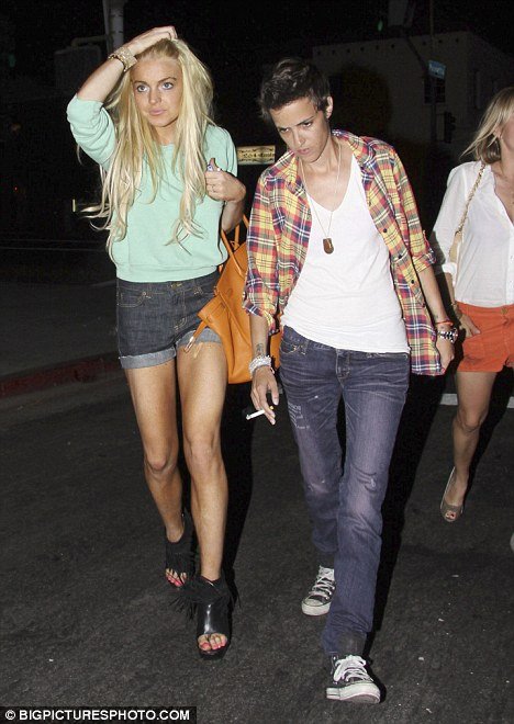 Lindsay Lohan reportedly cosied up to Samantha Ronson in a club in New York on Tuesday evening
