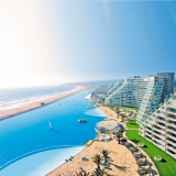 The US$ 3 million pool, which covers an eight hectare area equivalent to 6,000 backyard pools, was built using Chilean firm Crystal Lagoons’ technology as part of the San Alfonso del Mar condominium project