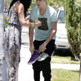 The scuffle allegedly happened when the photographer tried to snap pictures of the teen idol and his girlfriend Selena Gomez, after they walked out of a theater at The Commons at Calabasas yesterday
