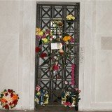 Elvis Presley’s crypt, in which the artist was first buried, has been withdrawn from a Los Angeles auction after protests it should be kept as a shrine