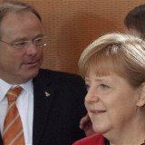 German Development Minister Dirk Niebel who sent home a big Afghan carpet free of charge aboard an intelligence service plane has drawn criticism from opposition politicians