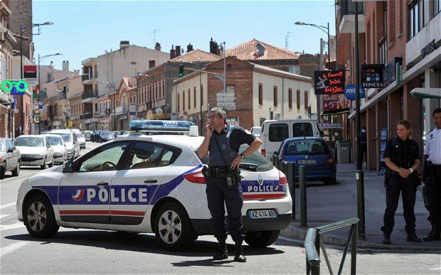 Police have detained a gunman who held four people hostage at CIC bank in the southern city of Toulouse