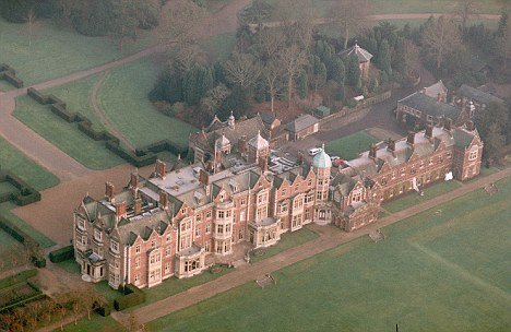 Queen Elizabeth II is to give Prince William and his wife one of the cottages on her beloved Sandringham estate to mark his 30th birthday