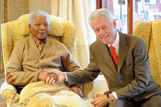 Nelson Mandela met former US President Bill Clinton one day before his 94th birthday