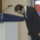 South Korean President Lee Myung-bak has apologized to the nation over corruption investigations involving his brother and former aides