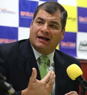 Ecuadorean President Rafael Correa has said the UK would be committing diplomatic suicide if it tried to enter his country's embassy in London