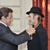 Fashion designer John Galliano, who was convicted last year of making anti-Semitic remarks, has been stripped of France's prestigious Legion d'Honneur