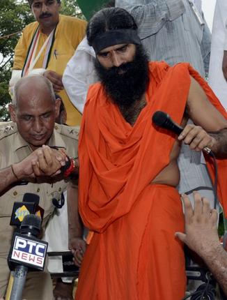 Indian police have stopped prominent anti-corruption campaigner Baba Ramdev from marching to parliament to stage a protest in Delhi