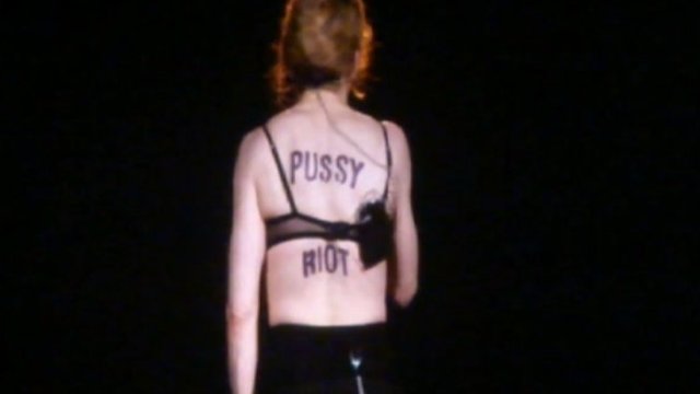 Madonna has appealed for the release of three members of the Russian punk band Pussy Riot during her MDNA show in Moscow
