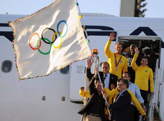 The official Olympic flag has arrived in the Brazilian city of Rio de Janeiro, the host city of 2016 Games