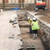 A dig under a council car park in Leicester has found remains with spinal abnormalities and a cleaved-in skull that suggest it could be Richard III