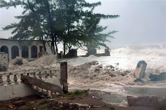 Hurricane Sandy could likely metamorphose into frightening storm that could cause $1 billion in damages