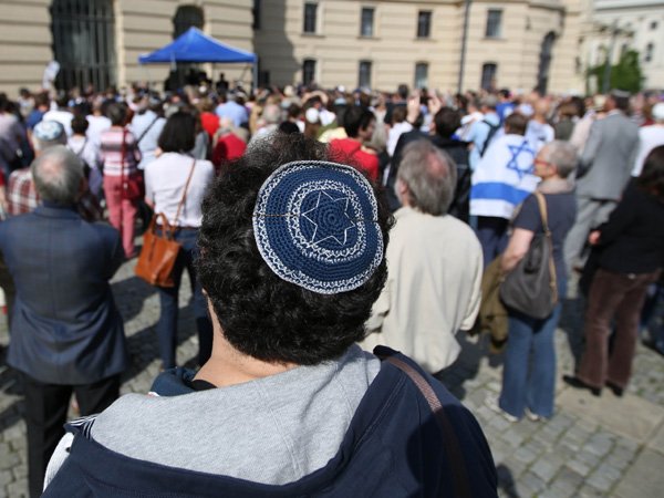 The German government has backed new legislation aimed at ending a legal dispute over the religious tradition of circumcision