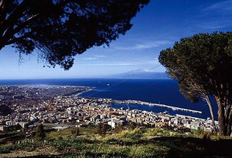 The entire council of the city of Reggio Calabria in southern Italy has been sacked to stop it from being taken over by the mafia