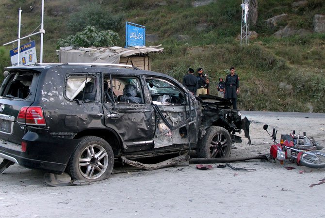 A bomb attack in the north-west Pakistani city of Buner has killed local anti-Taliban politician Fateh Khan and three of his guards
