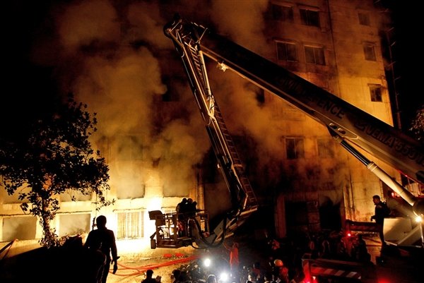 At least 100 people have died in a fire that swept through a clothes factory in Dhaka, Bangladesh