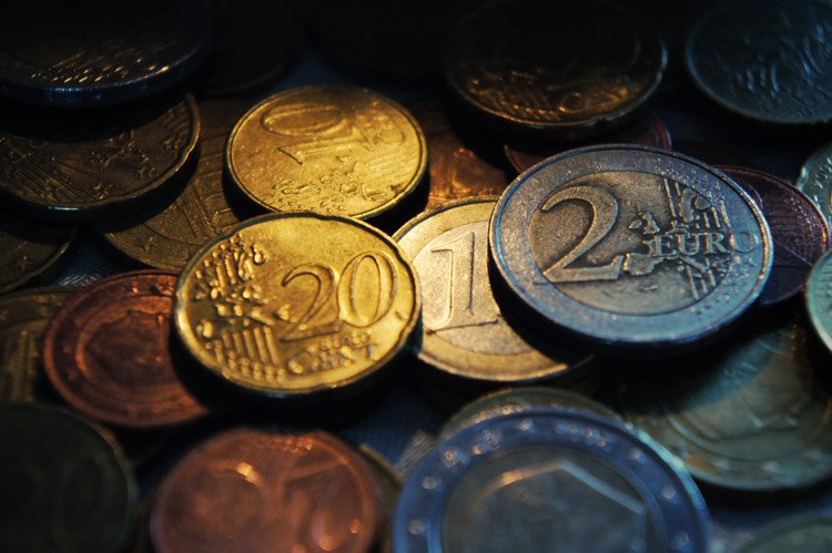 European finance ministers have reached a deal on rules for supervising eurozone banks, ahead of a new EU summit