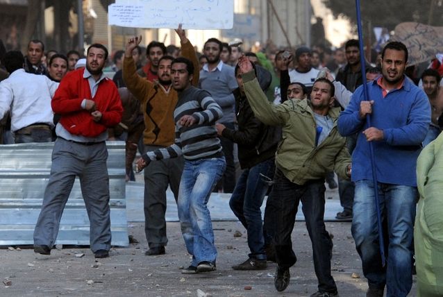 Rival protesters in Egypt have clashed outside the presidential palace in Cairo, as unrest grows over a controversial draft constitution