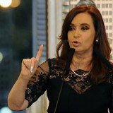 Argentina's President Cristina Fernandez de Kirchner has called on the UK government to hand over the Falkland Islands, in an open letter printed in British newspapers
