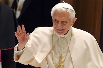 Pope Benedict XVI was cheered by crowds as he made his first public appearance since resignation announcement at a weekly audience 
