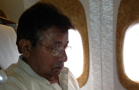 Pervez Musharraf has left Dubai on a plane to Karachi, ending his self-imposed exile and defying death threats