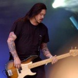 Deftones bassist Chi Cheng, who has been in a semi-conscious state since a 2008 car accident, died early Saturday morning at the age of 42