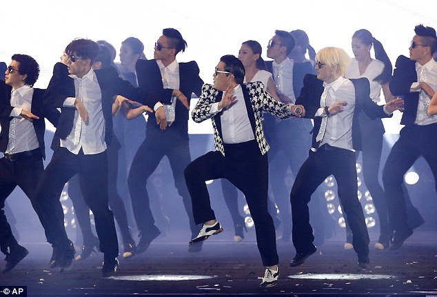 PSY performed his new single Gentleman and its accompanying dance at a concert in Seoul