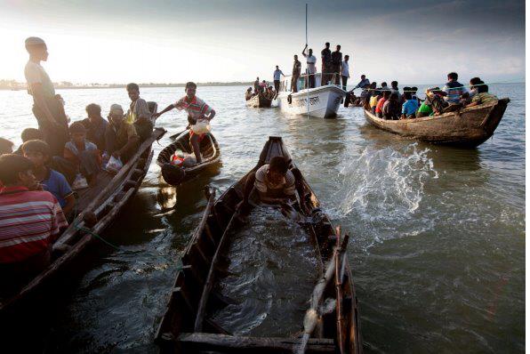 A boat carrying about 200 Rohingya Muslims has capsized off western Burma