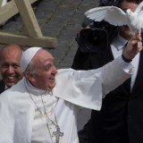 In his first major speech on the financial crisis, Pope Francis has called on world leaders to end the "cult of money" and to do more for the poor