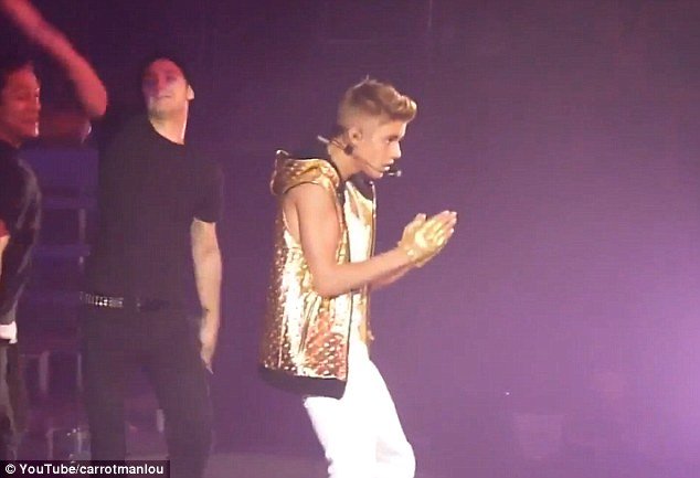 Justin Bieber stopped his performance in Istanbul two times to allow fans to step away for the Muslim call to prayer
