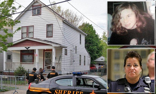 Officer Barbara Johnson has described the moment she rescued Michelle Knight in the Cleveland house of horrors