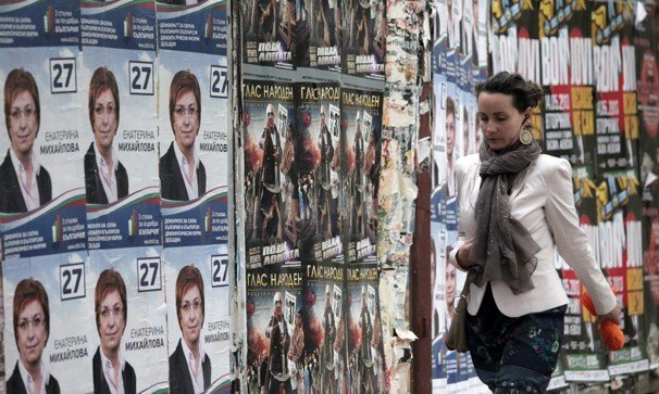 Parliamentary elections are under way in Bulgaria with opinion polls predicting no outright winner