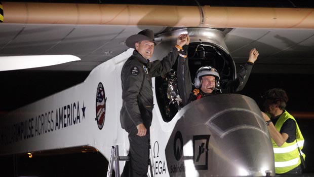 Solar Impulse plane, which is powered only by the Sun, has completed the first leg of a journey that aims to cross the US after landing in Arizona