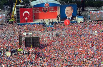 Turkey's Prime Minister Recep Tayyip Erdogan has rallied tens of thousands of supporters in Istanbul
